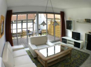 uma sala de estar com um sofá e uma mesa em Appartementanlage Tecklenburger Altstadt em Tecklenburg