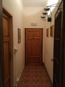 korytarz z drewnianymi drzwiami w pokoju w obiekcie Dimora Rossetti w mieście Volterra +3 zdjęcia