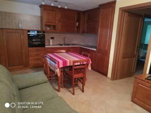 una cocina con mesa y mantel. en Deliziosa casetta en Valpelline