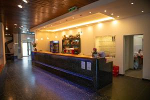 a bar in a restaurant with a counter top at Hotel Ristorante LIDO in San Bernardino