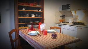 uma mesa numa cozinha com uma toalha de mesa em Les 3 marmottes- le Solaret em Bourg-Saint-Maurice