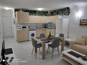 een keuken en een woonkamer met een tafel en stoelen bij Mareverde relax in Adeje