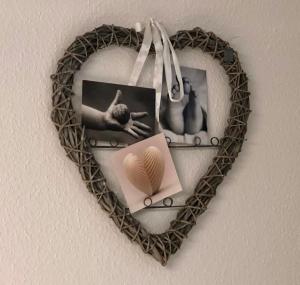 a heart shaped wreath with a picture of a person and a shell at Villa Köhler Ferienwohnung in Altenburg