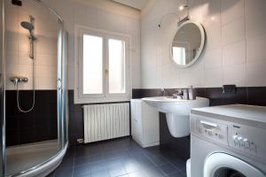 bagno con lavandino e lavatrice di FILARMONICO SUITES a Verona Altre 24 foto