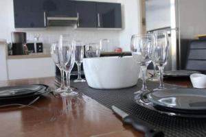 una mesa con copas de vino y platos en ella en Appartement de charme bord de Loire, en Saumur