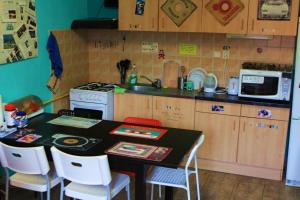 Kuchyň nebo kuchyňský kout v ubytování Ruta 80 Hostel