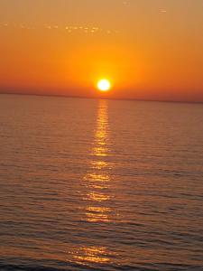 a sunset over the ocean with the sun setting at Apto. Reñaca 193 - Viña del Mar in Viña del Mar