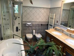 カバナスにあるCasa Do Bosqueのバスルーム(洗面台2台、トイレ、シャワー付)