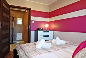 Postel nebo postele na pokoji v ubytování Apartamenty Sun&Fun Rezydencja Parkowa Nadrzeczna 3D i 3E -blisko centrum, dworca PKP w otoczeniu zieleni