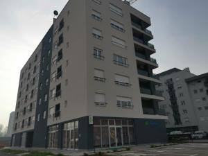 ein Apartmenthaus vor einem Parkplatz in der Unterkunft CITY in Banja Luka