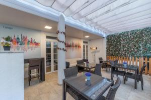 un restaurant avec des tables et des chaises et un grand mur dans l'établissement Seven Dreams Suites, à Lisbonne