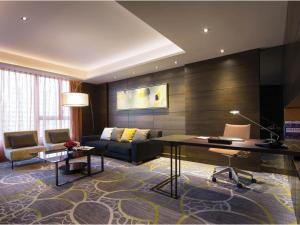 un soggiorno con scrivania e divano di Crowne Plaza Hong Kong Kowloon East, an IHG Hotel a Hong Kong