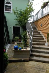 een trap met blauwe vazen voor een huis bij Vogelnest in Pirna