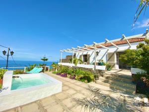 dom z basenem i oceanem w obiekcie Casa Badana, Exclusiva Casa Privada con Piscina y Vistas al Mar w mieście La Orotava