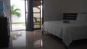 Un dormitorio con una cama con dos toallas azules encima. en panglao moravian apartments, en Panglao 22 fotos más