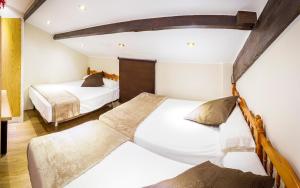 Llit o llits en una habitació de Hotel Les Neus
