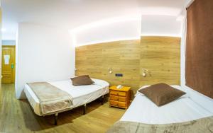 a bedroom with a bed and a desk at Hotel Les Neus in Pas de la Casa