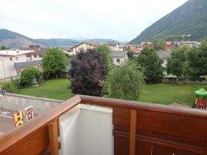 een balkon met uitzicht op een stad en de bergen bij Hotel Al Caminetto in Cembra