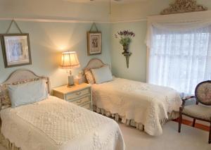 a bedroom with two beds and a window at Briar Rose Inn Vancouver WA USA in Vancouver