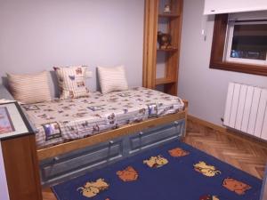 ein Schlafzimmer mit einem Bett mit Bären drauf in der Unterkunft VISTAS O MAR in Moaña