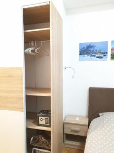 una camera con letto e libreria di Good choice apartment Zagreb a Zagabria