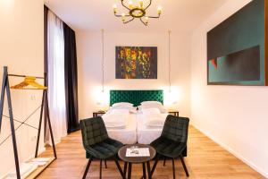 1 dormitorio con 1 cama y 2 sillas en SmartRoomsZagreb, en Zagreb