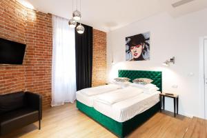 um quarto com uma cama e uma parede de tijolos em SmartRoomsZagreb em Zagreb