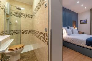 - une chambre avec une douche, un lit et une salle de bains dans l'établissement Seven Dreams Suites, à Lisbonne 90 autres photos