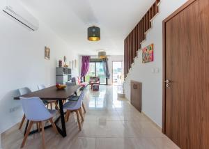 a kitchen and dining room with a table and chairs at Kolderen Coral Bay 6 in Coral Bay