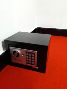 a black microwave sitting on top of a red table at EnmicasaSSJ-Rosario in Rosario