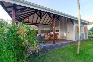 Casa con porche cubierto y patio en Bungalow proche plage, en Sainte-Luce