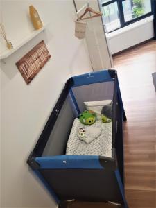 una caja azul abierta con animales de peluche en Porto Belo Bolhao Apartments - Free Parking, en Oporto