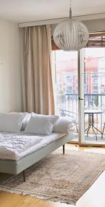 een bed in een kamer met een groot raam bij Garden City Apartment, Helsinki - Vantaa Airport in Vantaa