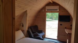
a bedroom with a bed and a window at Beechworth Holiday Park in Beechworth
