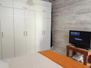 TV at/o entertainment center sa Granados