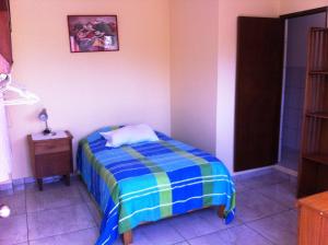 Dormitorio pequeño con cama y mesa en Habitación amoblada en Surco, Lima, Peru, en Lima