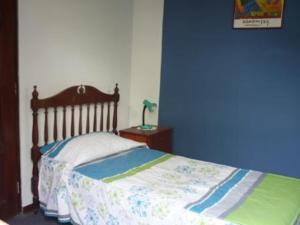 1 dormitorio con cama y pared azul en Habitación amoblada en Surco, Lima, Peru, en Lima
