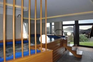 Habitación amplia con ventana grande. en Hostal Meson Leira Antiga, en Cedeira