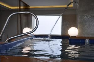 una piscina cubierta con un tobogán de agua en Hostal Meson Leira Antiga, en Cedeira 14 fotos más