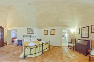 een slaapkamer met een groot bed in een kamer bij Agriturismo La Stornara in Ginosa Marina