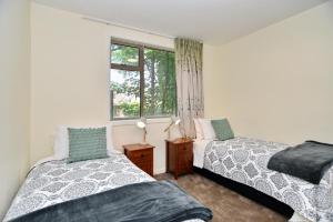 Tempat tidur dalam kamar di Clyde 106 - Christchurch Holiday Homes