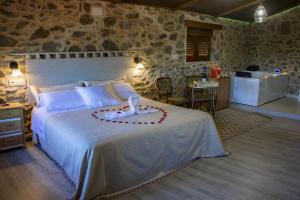 sypialnia z łóżkiem z łabędziem w obiekcie Casa das Fiadeiras de Nemiña con Jacuzzi w mieście Nemiña