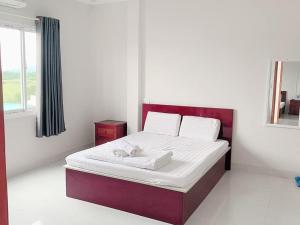 1 dormitorio blanco con 1 cama con cabecero rojo en Phong Lan Guesthouse, en Chau Doc
