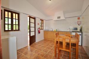 a kitchen with a table and chairs in a room at Horta Nova in Lagos
