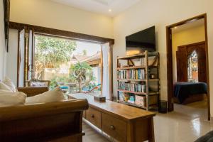 salon z kanapą i półką na książki w obiekcie Lemongrass Villa Sanur w mieście Sanur