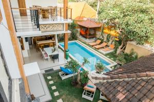 - une vue aérienne sur une maison avec une piscine dans l'établissement Lemongrass Villa Sanur, à anur