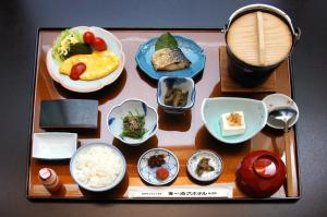 a table topped with bowls filled with different types of food at Yuzawa Hotel in Yuzawa
