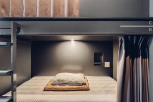 Tempat tidur dalam kamar di BON Hostel