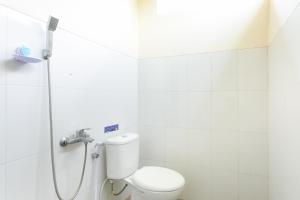 スラカルタにあるRedDoorz Syariah near Purwosari Train Stationのバスルーム(トイレ、シャワー付)