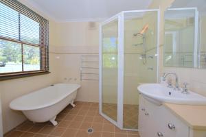 une salle de bain avec une baignoire, un lavabo et une douche dans l'établissement Mintie Cottage on Leura Mall, à Leura 39 autres photos
